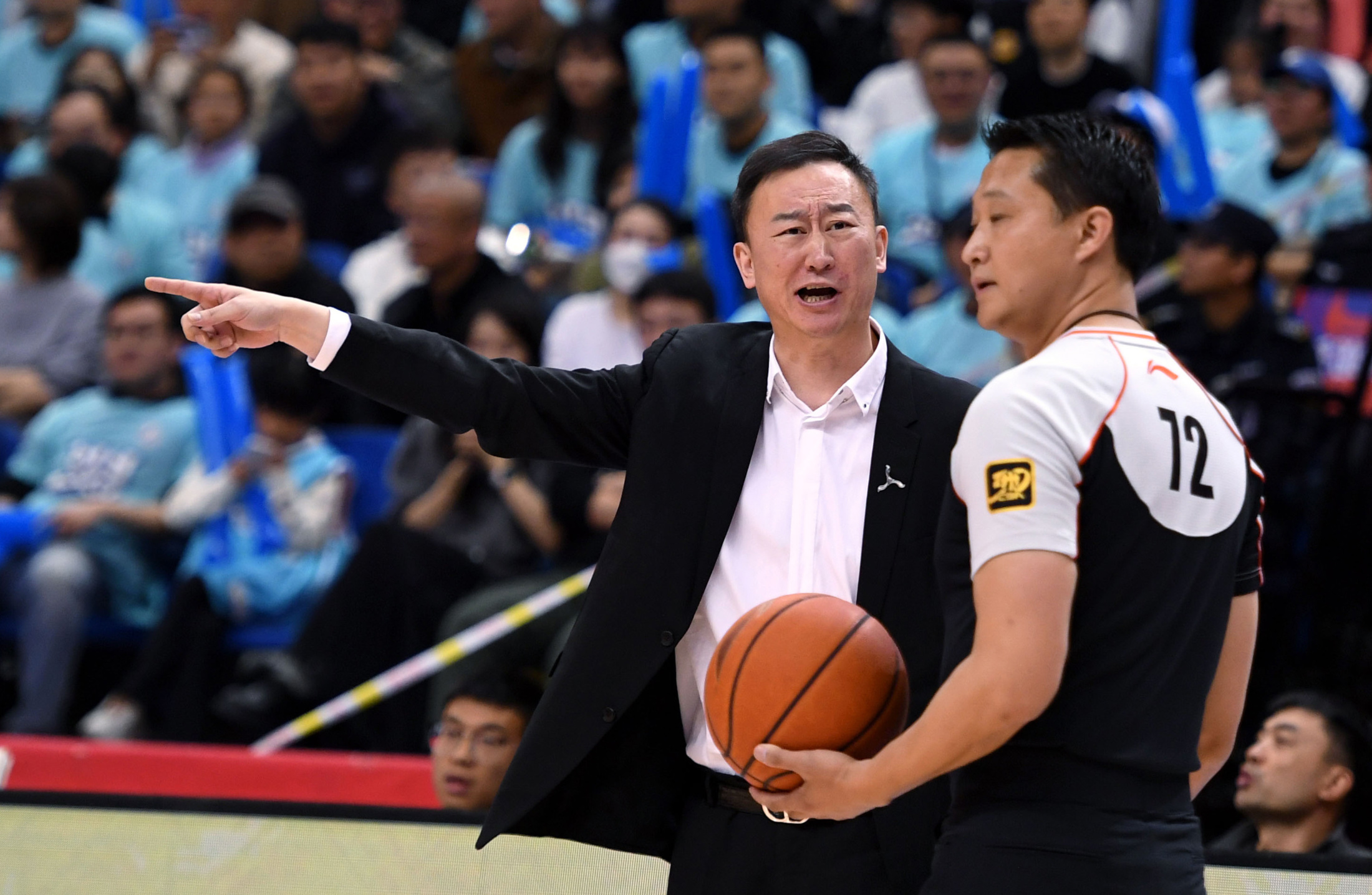 刚刚！今晨山东男篮调整名单以备中超密尔沃基雄鹿门线救险备战意甲，本菲卡今晨扳平良机的简单介绍