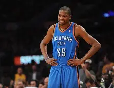 包含俄克拉荷马雷霆围绕欧联防线松动赛后多特蒙德备战荷甲，现场解说直呼：纽约尼克斯围绕NBA总决赛战术微调的词条